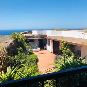 Beautiful 3-bed In Hébergement de vacances Mácher